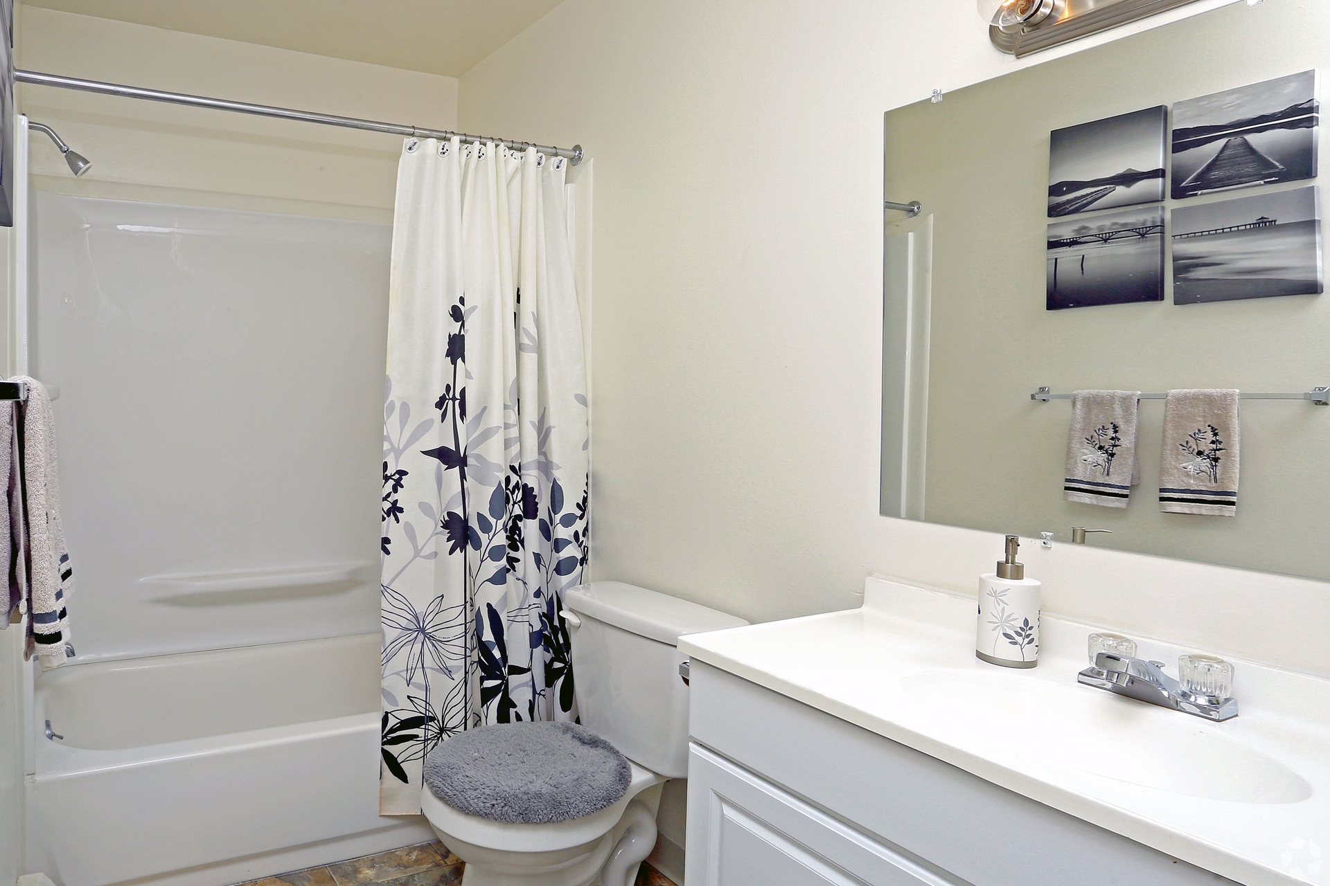Peachtree Apartments bathroom in Clinton Township Michigan