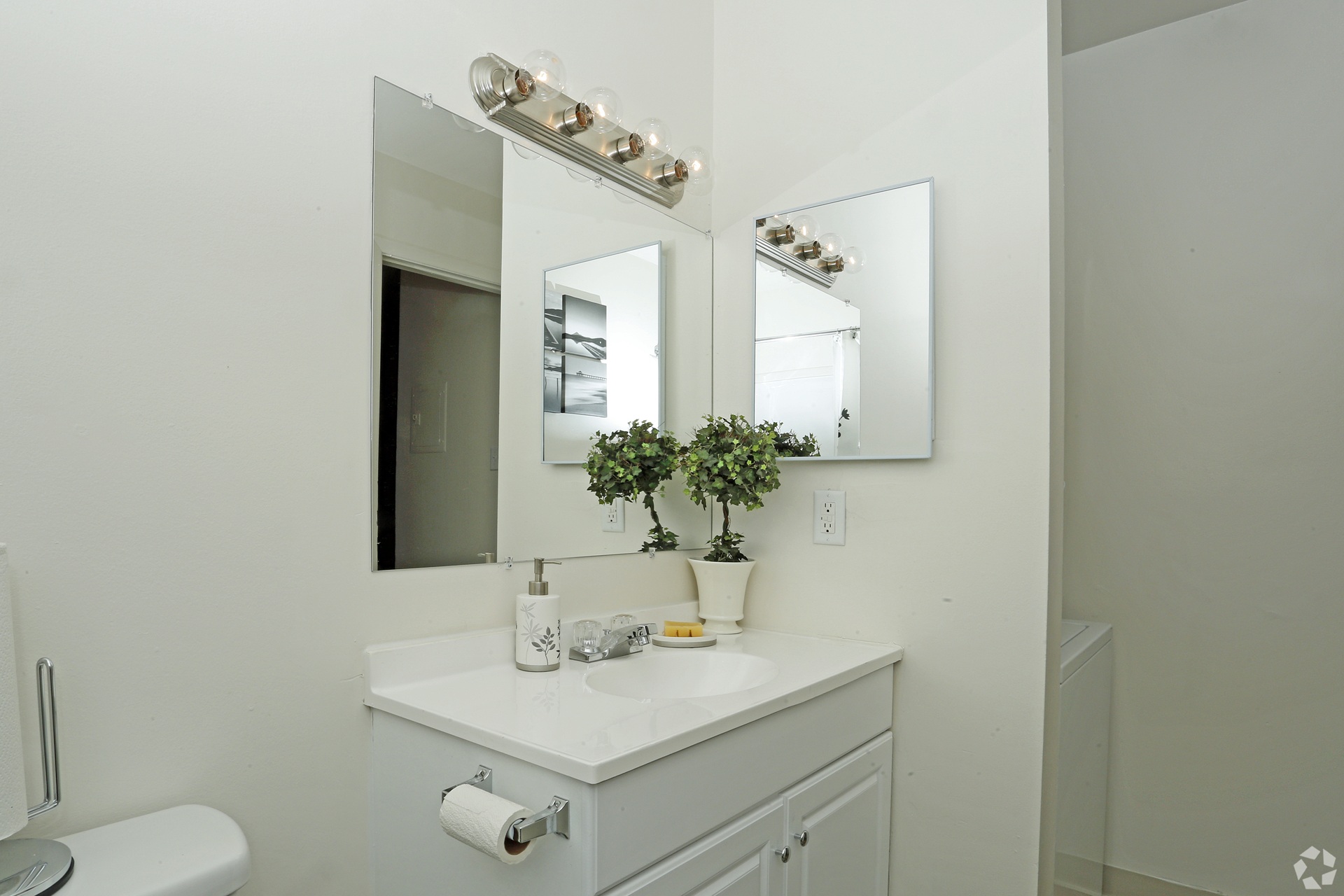 Peachtree Apartments bathroom in Clinton Township Michigan