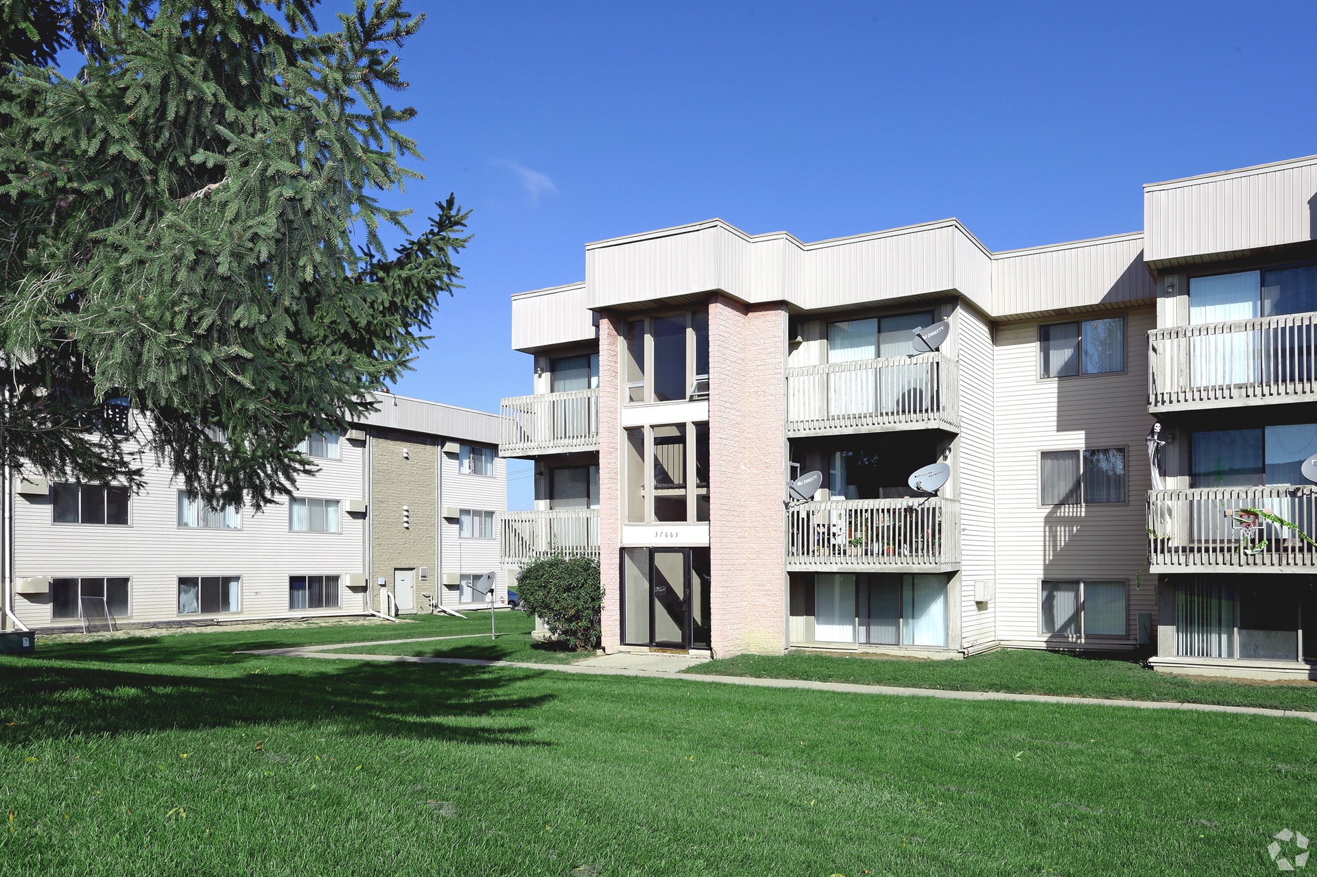Peachtree Apartments exterior in Clinton Township Michigan