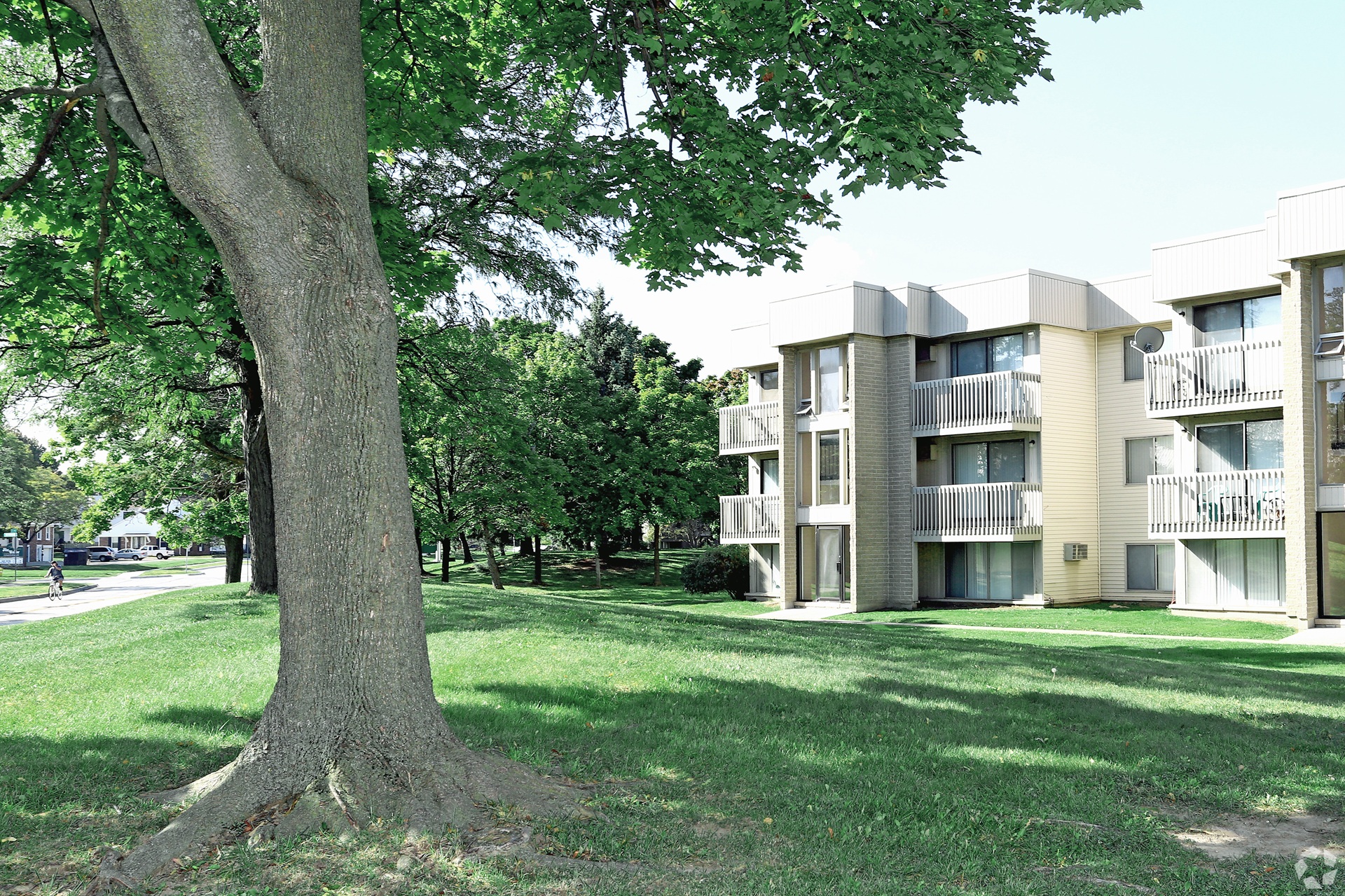 Peachtree Apartments exterior in Clinton Township Michigan