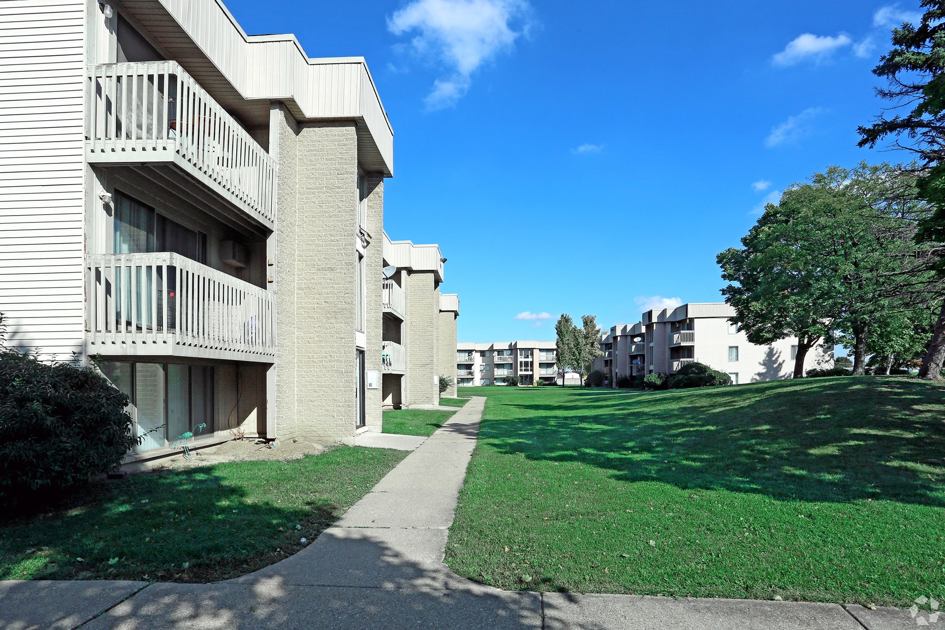 Peachtree Apartments exterior in Clinton Township Michigan