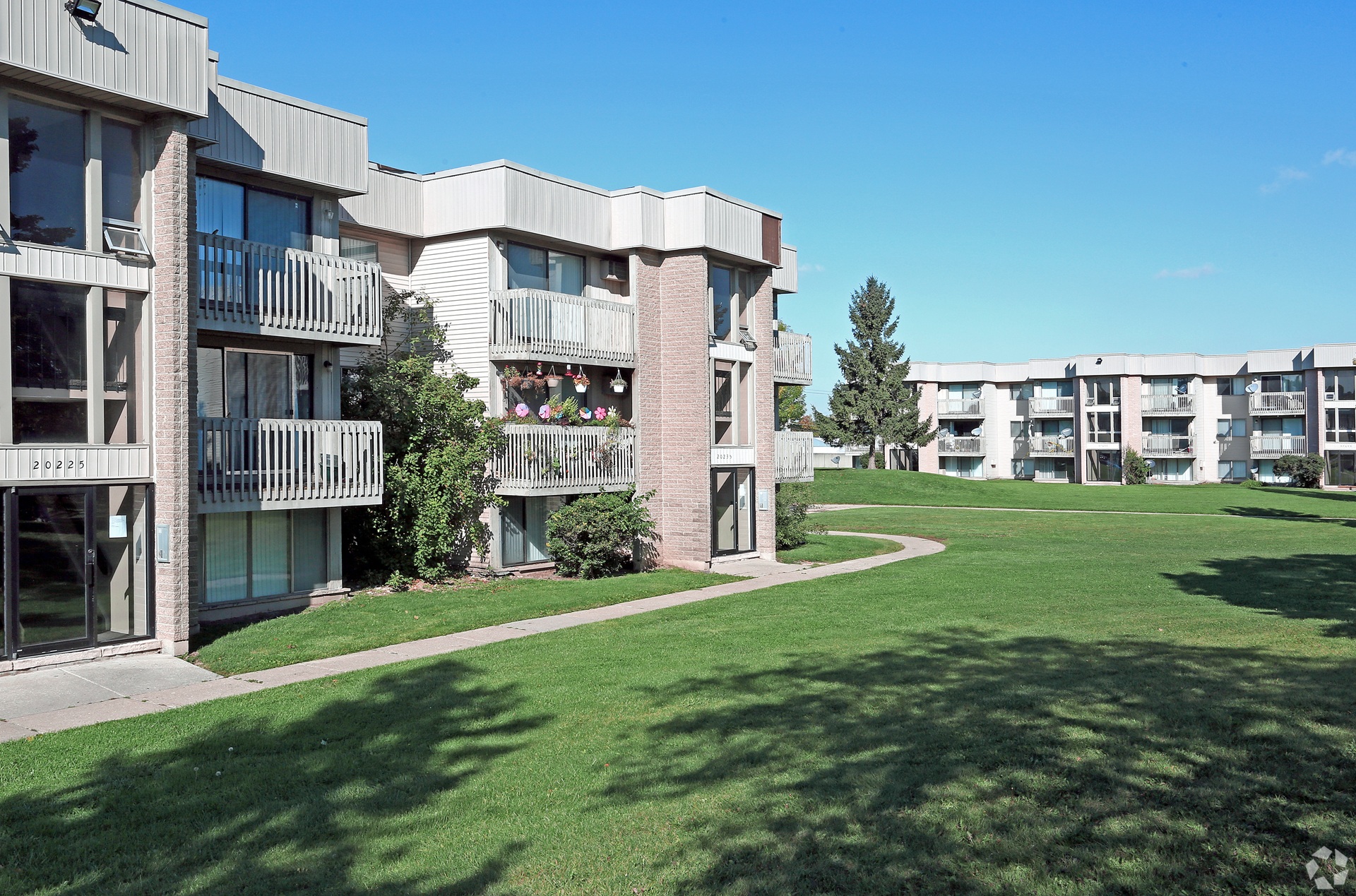 Peachtree Apartments exterior in Clinton Township Michigan