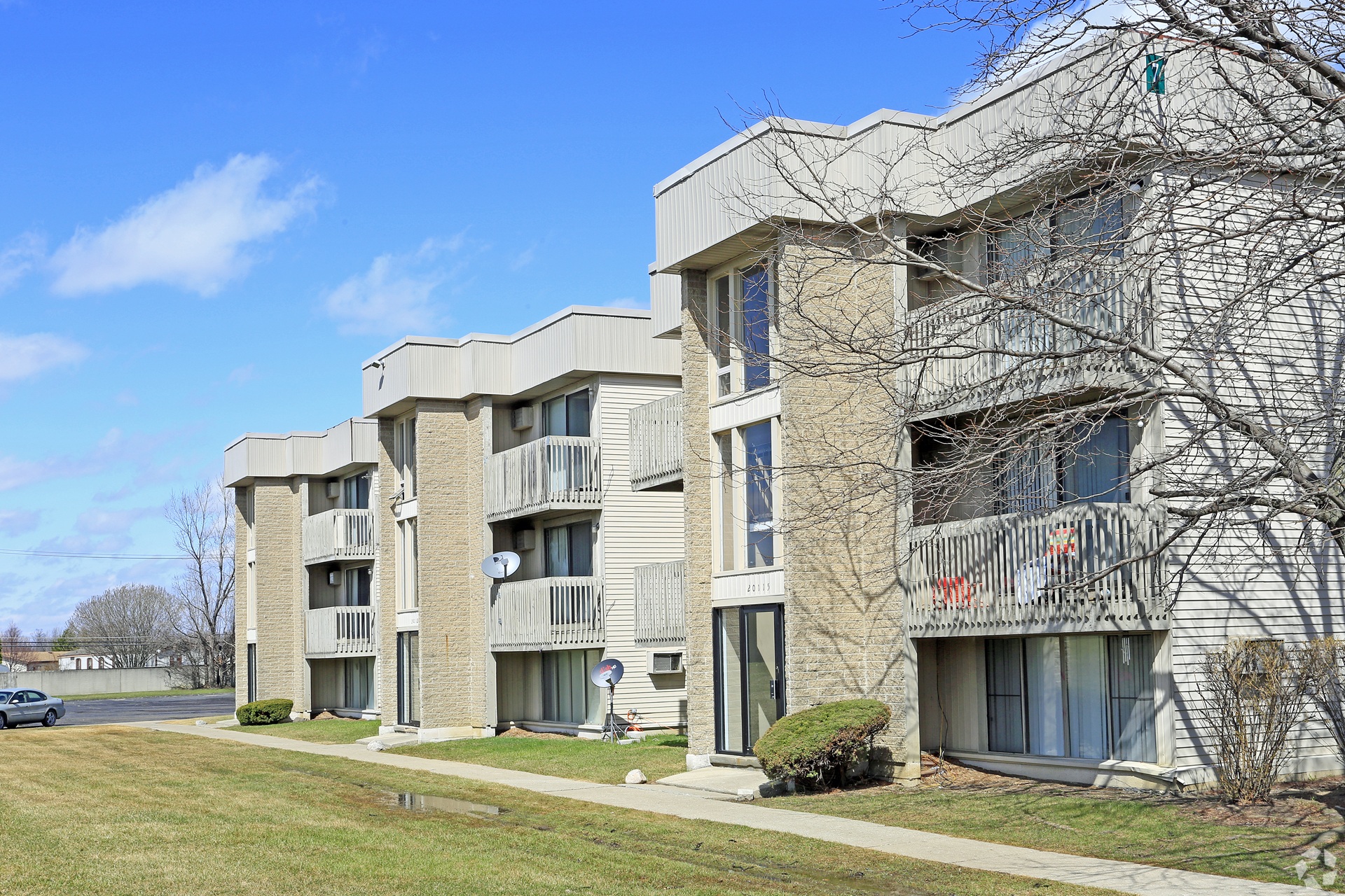 Peachtree Apartments exterior in Clinton Township Michigan