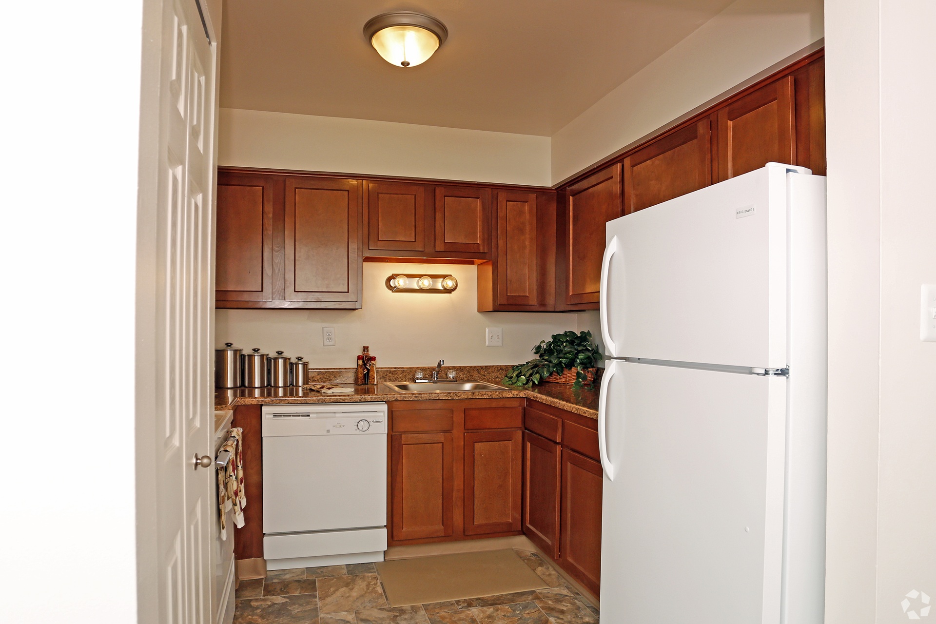 Peachtree Apartments kitchen in Clinton Township Michigan