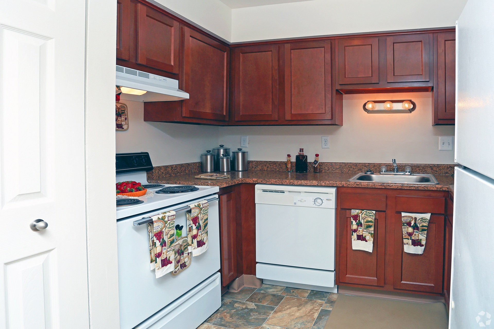 Peachtree Apartments kitchen in Clinton Township Michigan