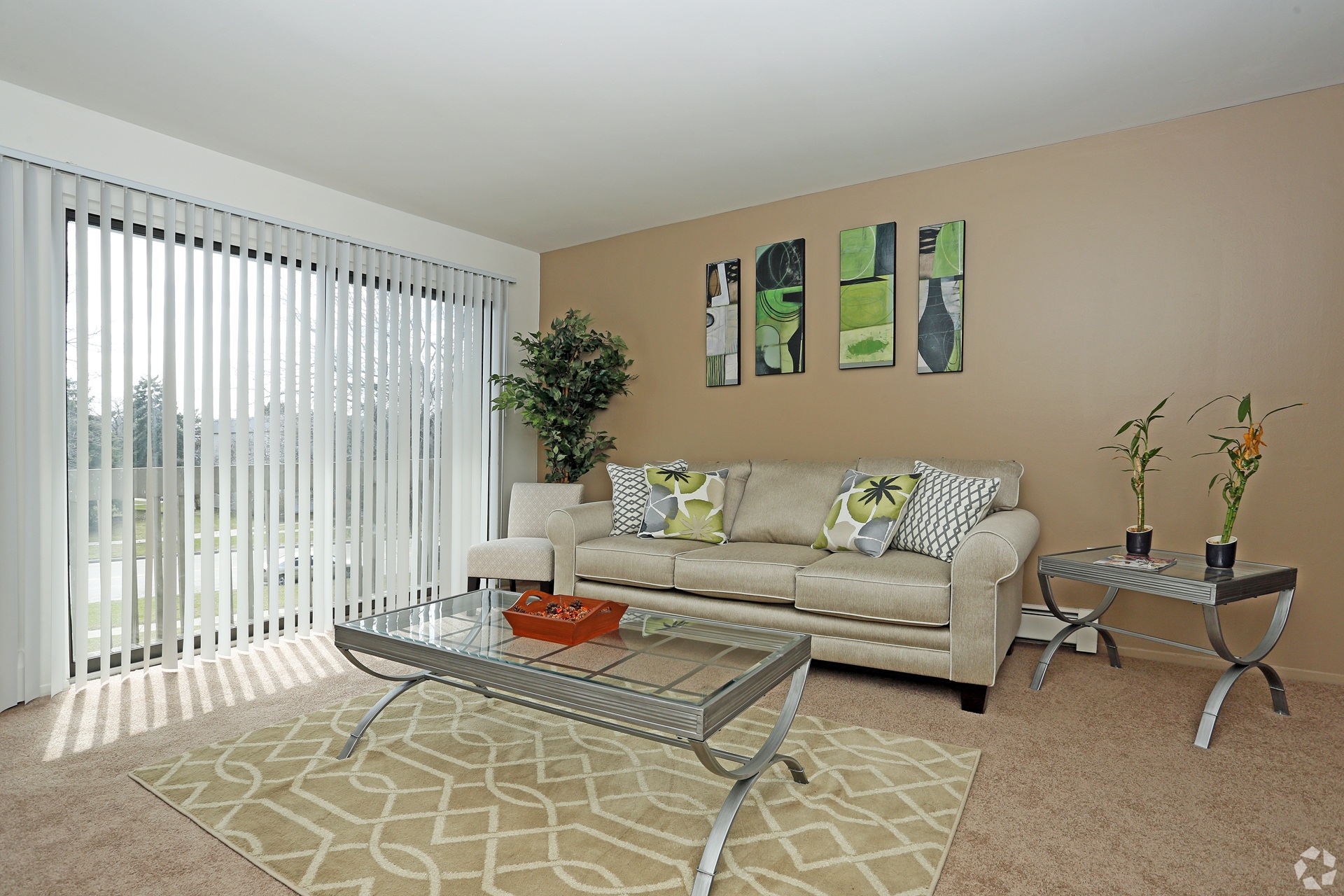 Peachtree Apartments living room in Clinton Township Michigan